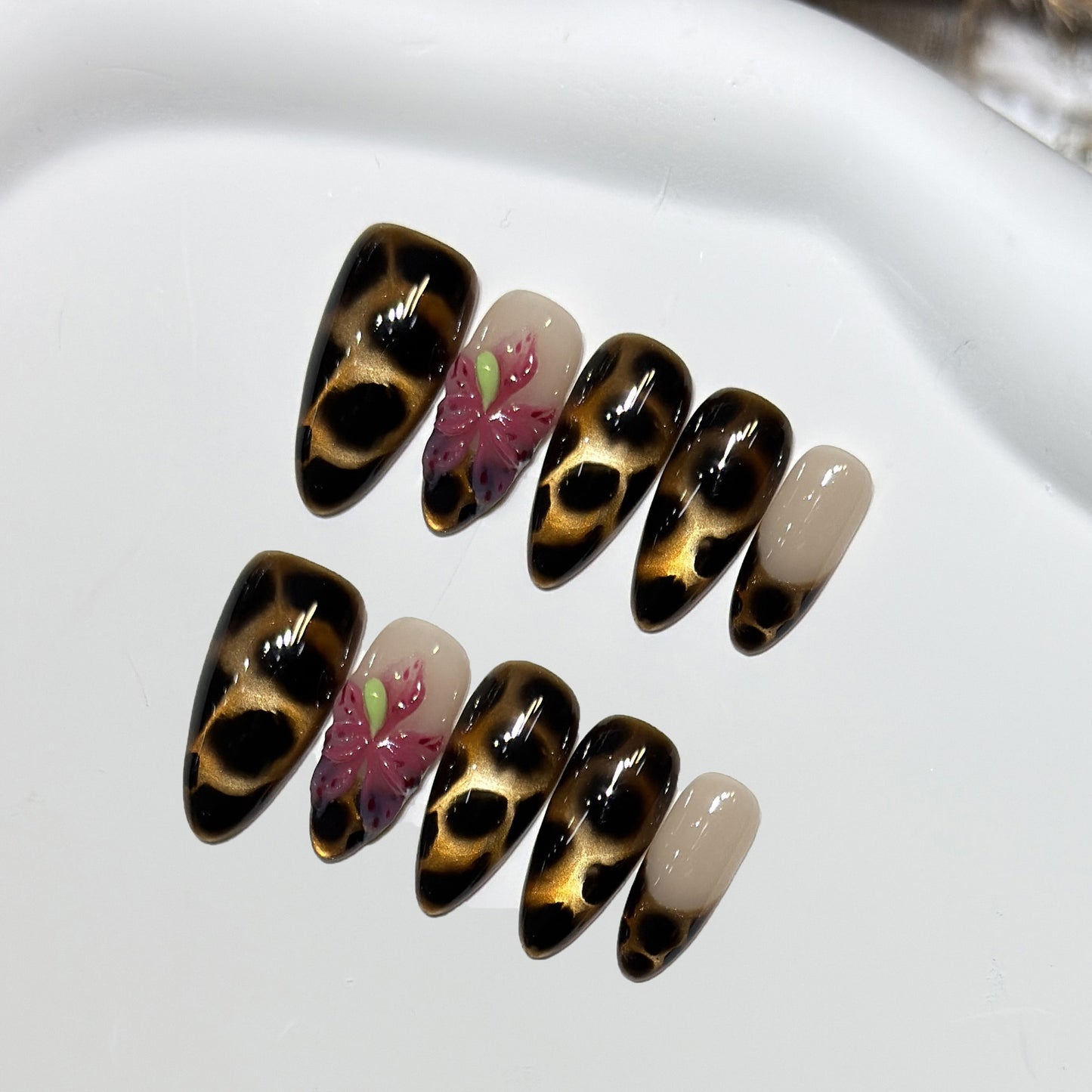 Künstlerische Stiletto-Nagelspitzen mit Blumenmuster Brehn