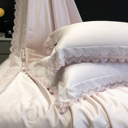 Elegante Satin-Bettwäschegarnitur mit Spitzenbordüre und gesteppter Tagesdecke
