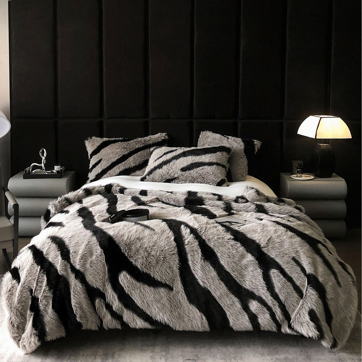Kunstfell-Bettüberwurf mit Zebra-Muster und Zierkissen-Set