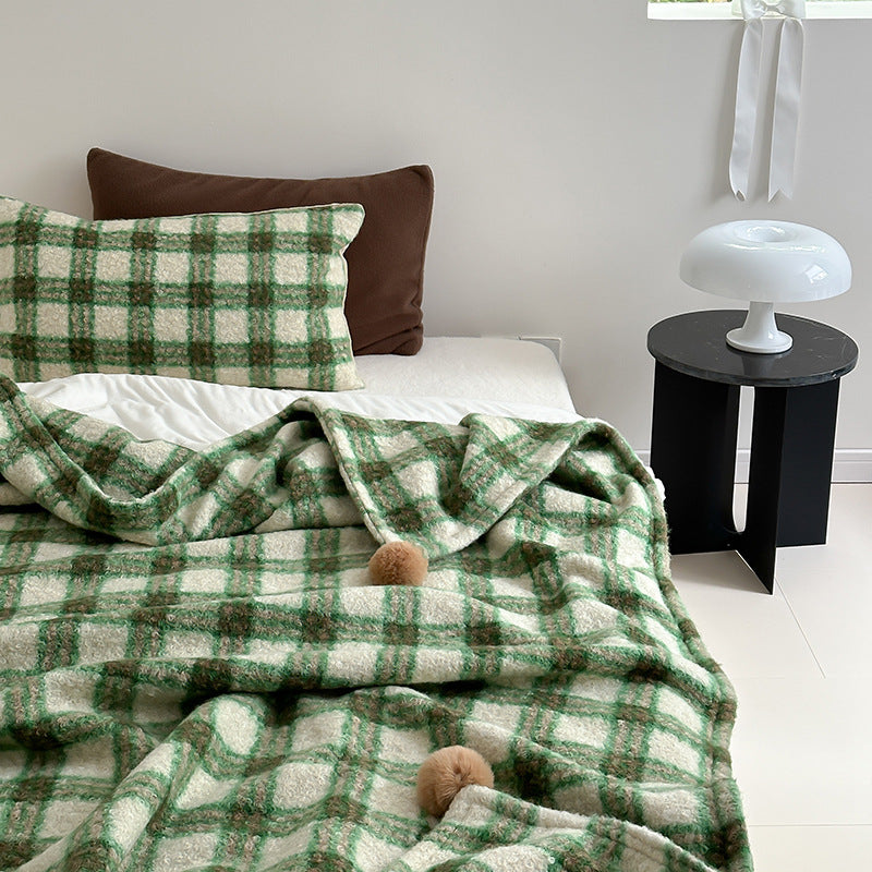 Kuscheldecke mit kariertem Muster und Bommelverzierung Brehn