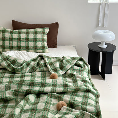 Kuscheldecke mit kariertem Muster und Bommelverzierung Brehn