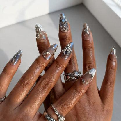 Kunstvolle Nagelverlängerungen mit glänzenden Metallakzenten Brehn