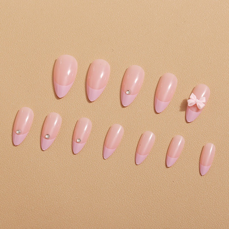 Glamouröse Nagelkunst mit Schleifen-Detail Brehn