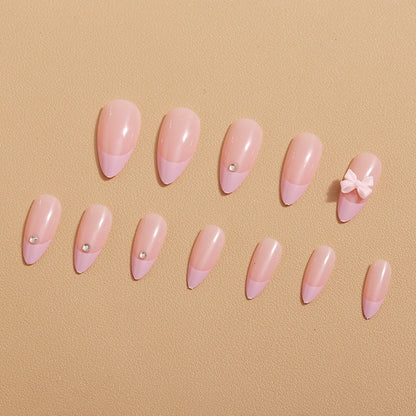 Glamouröse Nagelkunst mit Schleifen-Detail Brehn