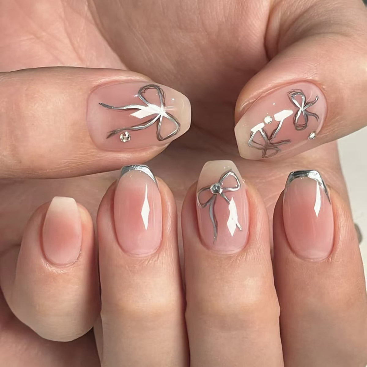 Kunstvolle Nagelkunst mit Schleifen-Design Brehn