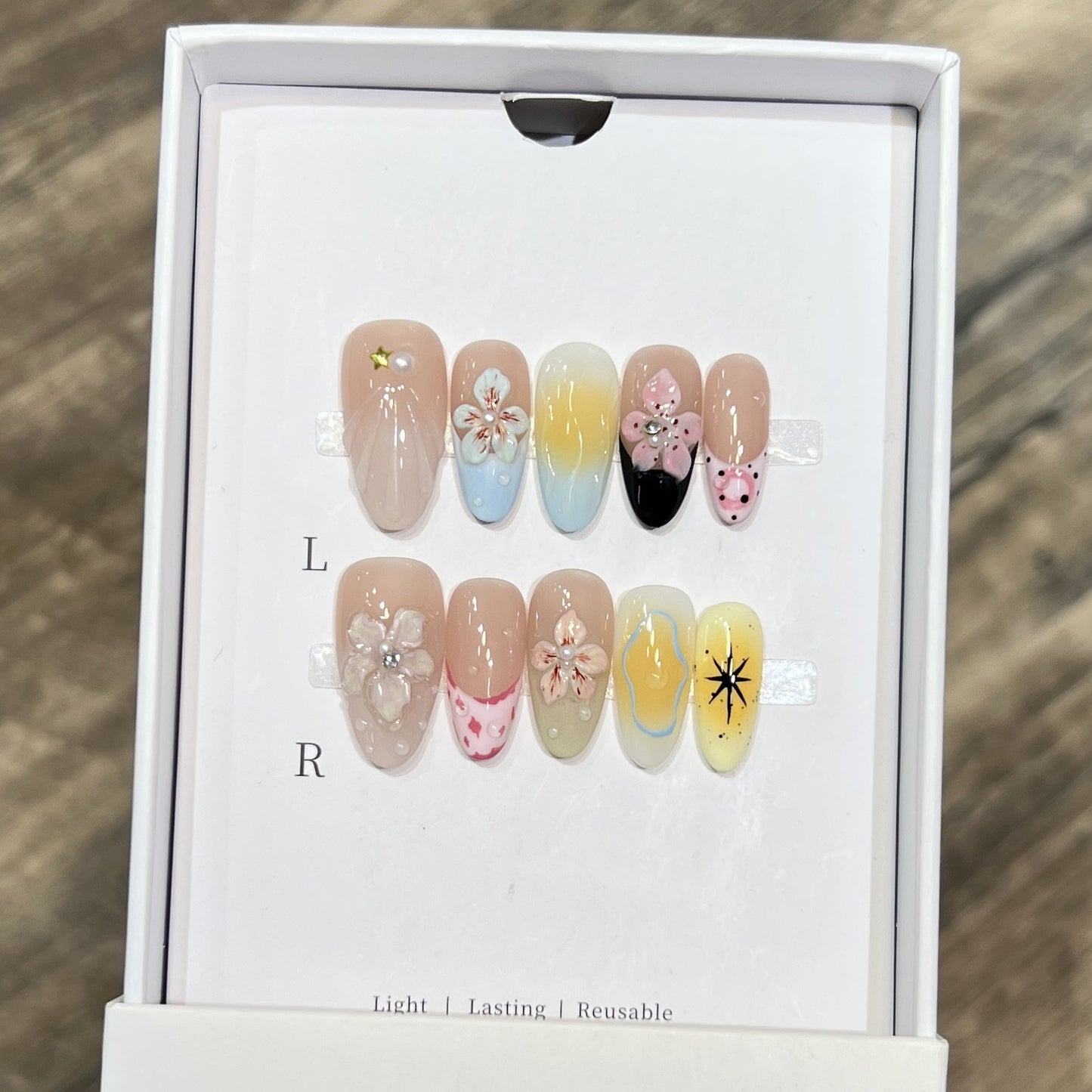 Künstlerisches Floral Press-On Nagelkunst Set Brehn