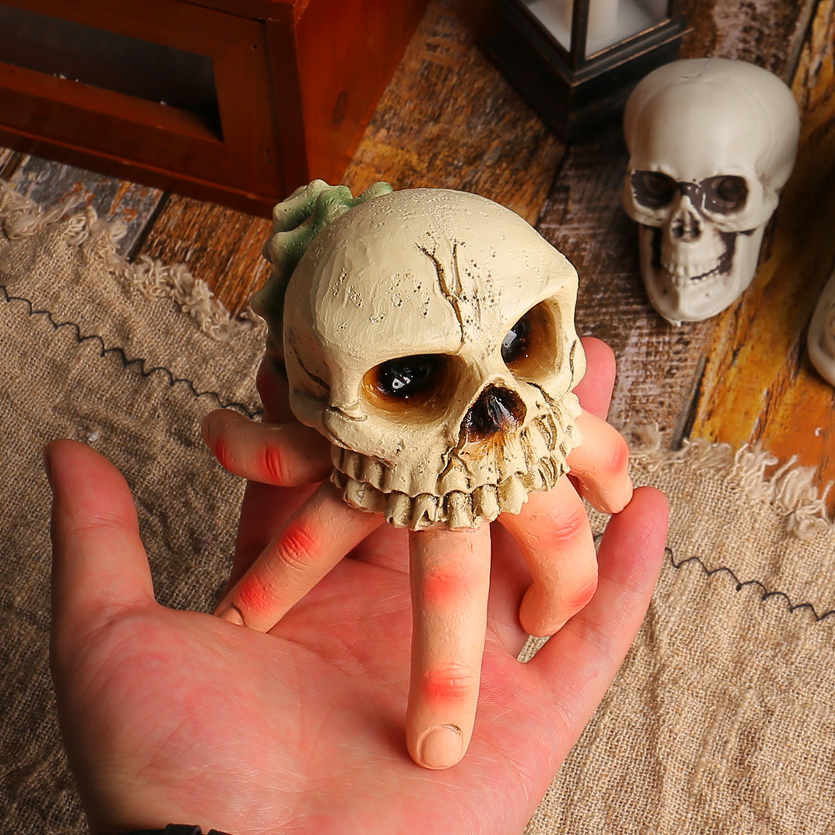 Detaillierte Halloween-Dekoskulptur Schädel mit greifender Hand