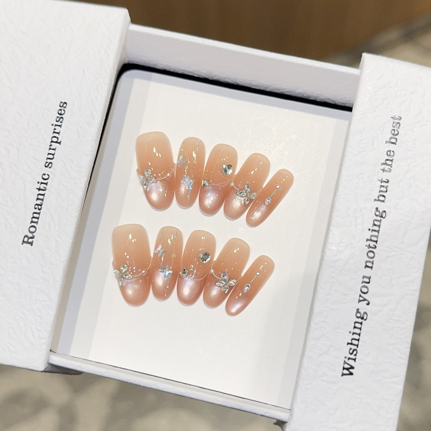 Kunstnagel Set mit Romantischen Herz- und Glitzermotiven Brehn