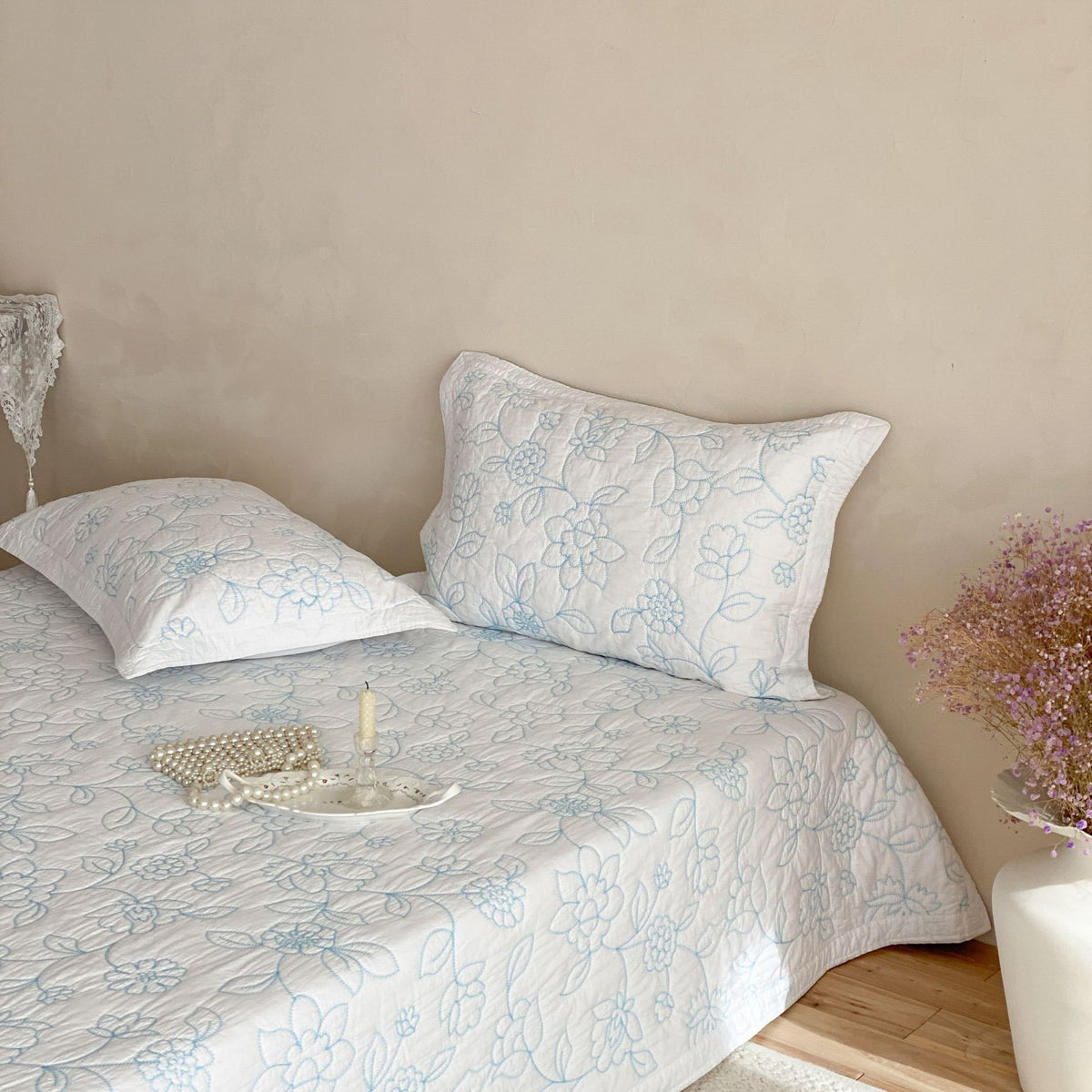 Gestepptes Baumwoll-Tagesdecken-Set mit floraler Steppstickerei