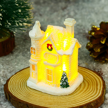 Beleuchtetes Weihnachtsdorfhaus mit festlicher Dekoration Brehn