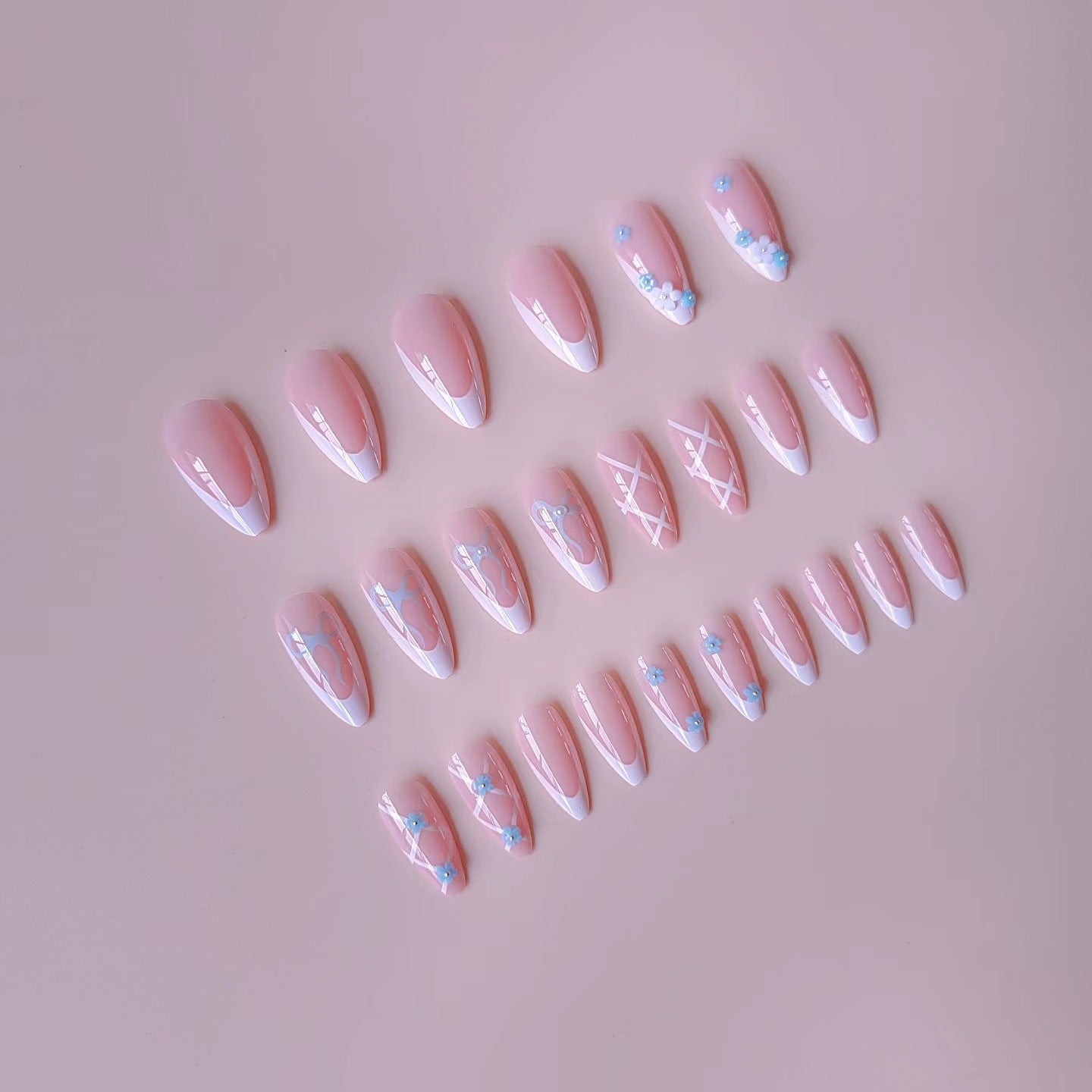 Kunstnagelset mit eleganten 3D-Blüten und glamourösen Akzenten Brehn