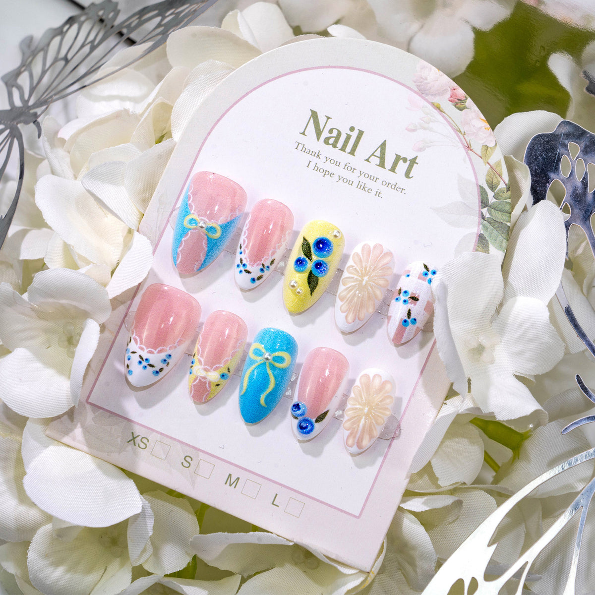 Verspielt mit Blumen verziertes Press-On Nagelset