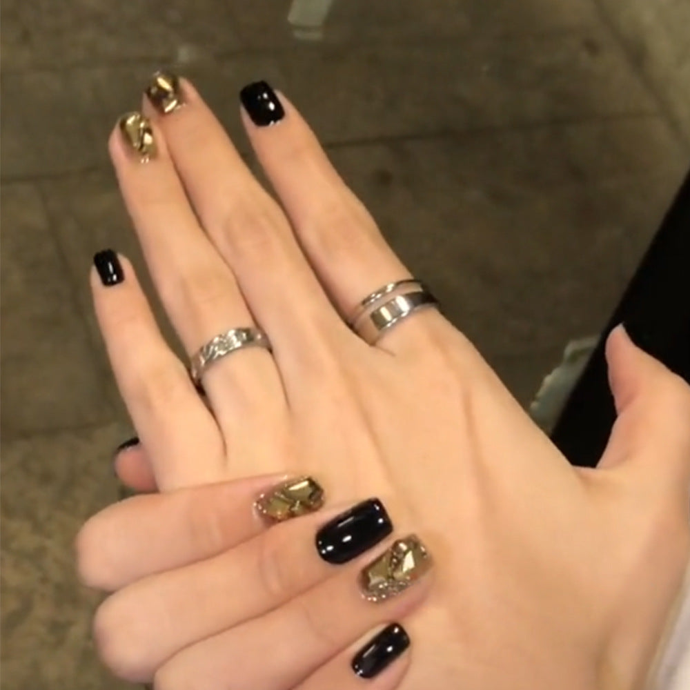 Kunstvolle Nagelkunst mit luxuriösem Glitzerdesign Brehn