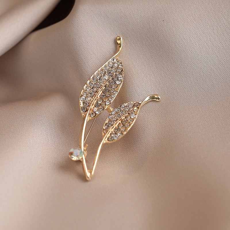 Elegante Brosche mit Blattform und Kristallen Brehn