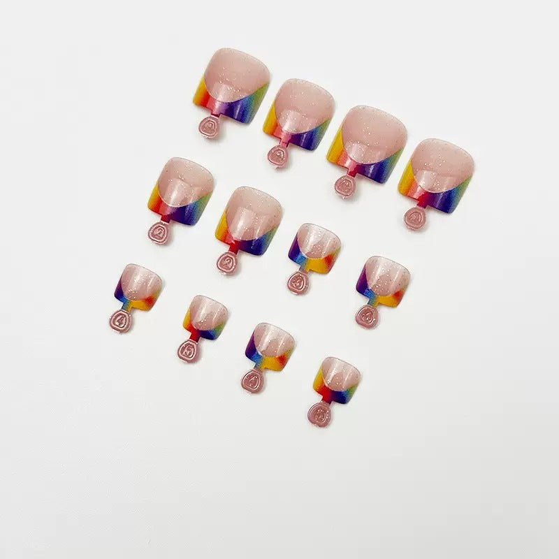 Fußkunstnagelset mit kreativem Farbverlauf und glänzenden Akzenten Brehn