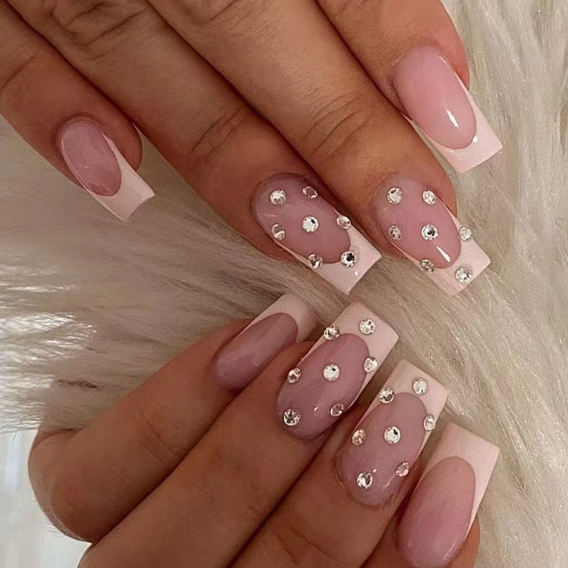 Kunstnagelset mit eleganten Strass- und French-Spitzenverzierungen Brehn