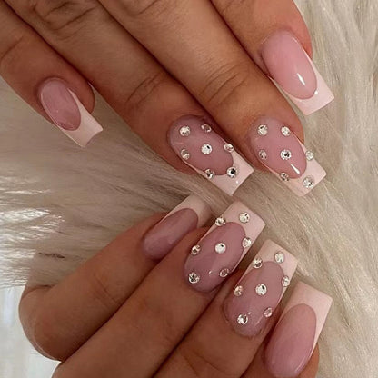 Kunstnagelset mit eleganten Strass- und French-Spitzenverzierungen Brehn