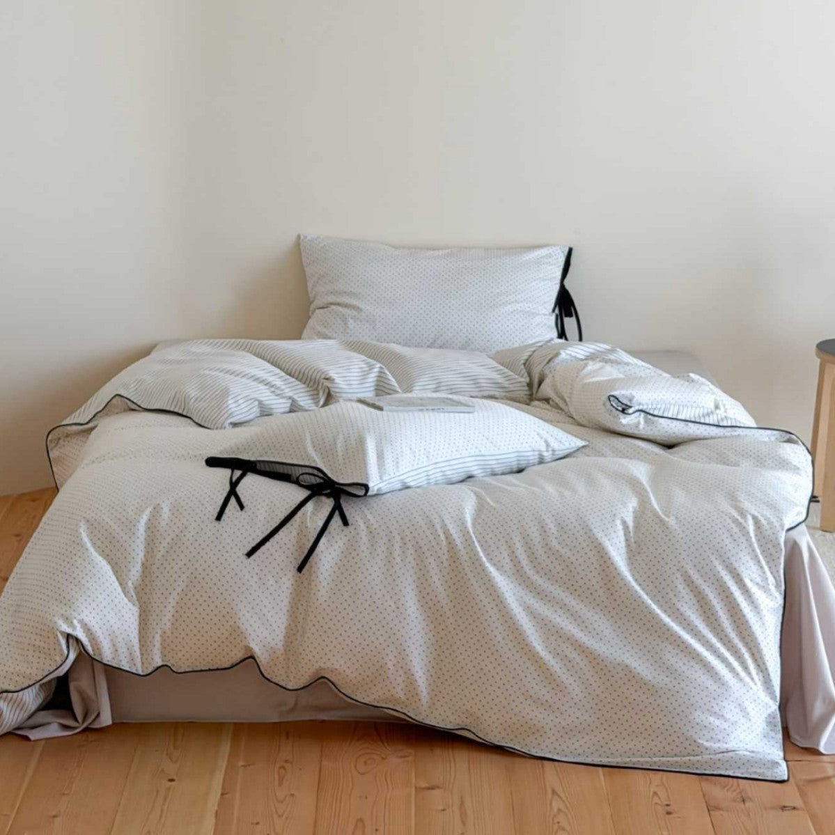 Wendbare Baumwoll-Percale-Bettbezug-Garnitur mit subtilen Kreisdruck und Kissenbezügen