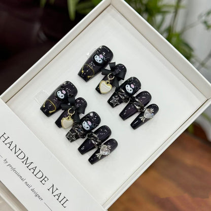 Künstlerisch inspiriertes Press-On Nagelset mit einzigartigen Charms und Designs