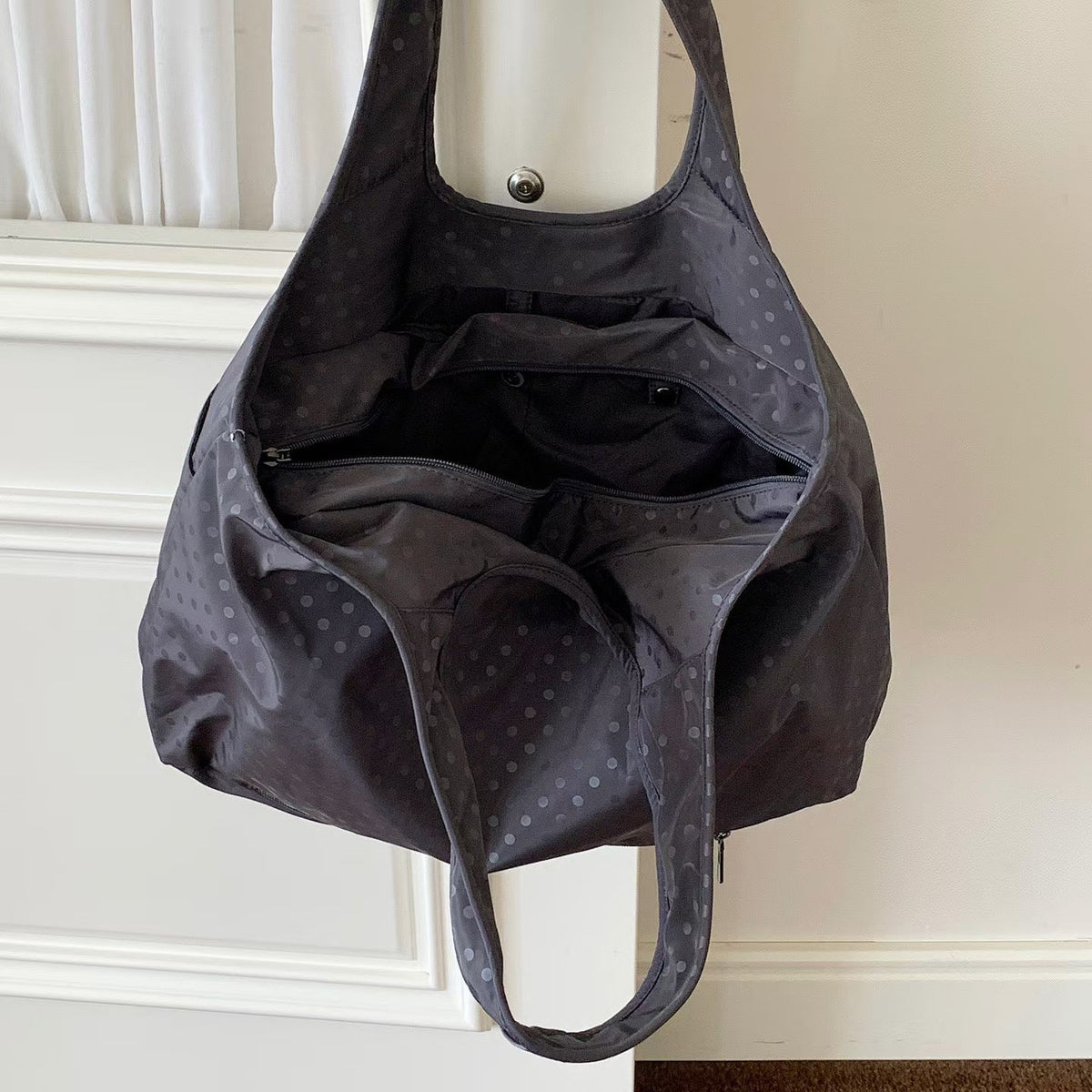 Geräumige Gepunktete Schultertasche