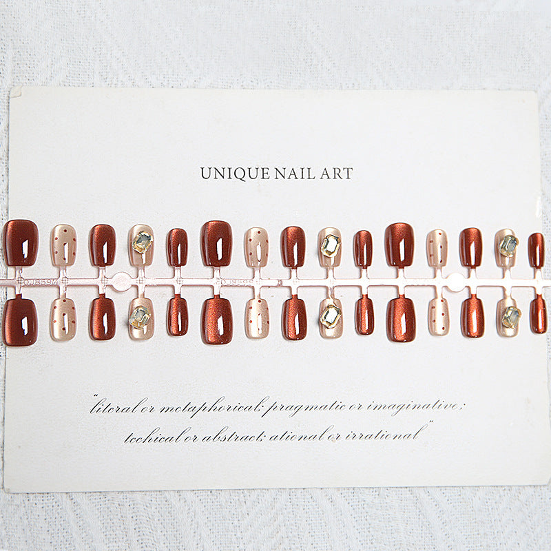 Kunstnagelset mit eleganten Ombre-Designs und funkelnden Akzenten Brehn