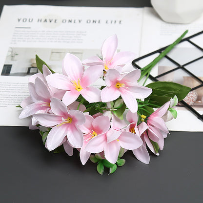 Dekorativer realistischer Blumenstrauß für die Wohnkultur