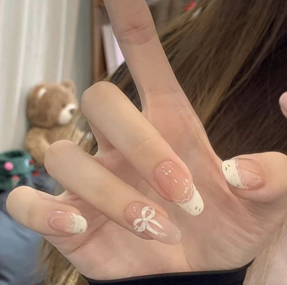 Press-On Nail Art Set mit elegantem Bogen und French Tip Design Brehn