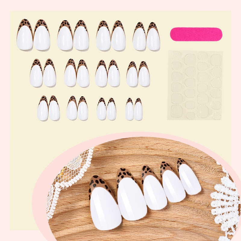 Kunstnagelset mit eleganten Designelementen Brehn