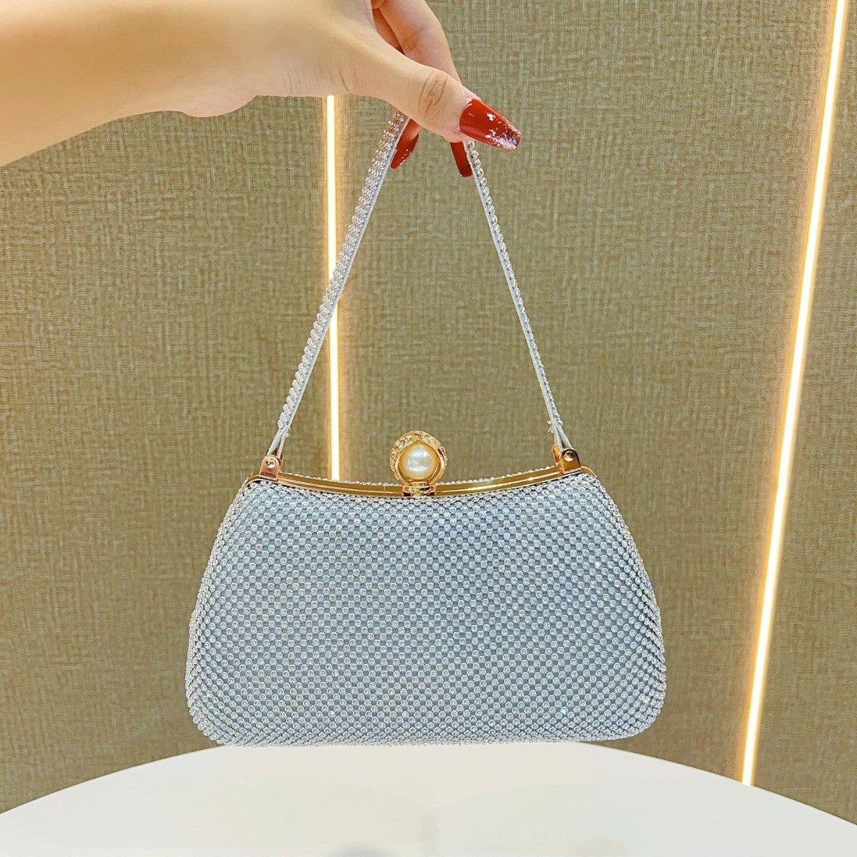 Strass-besetzte Abendhandtasche