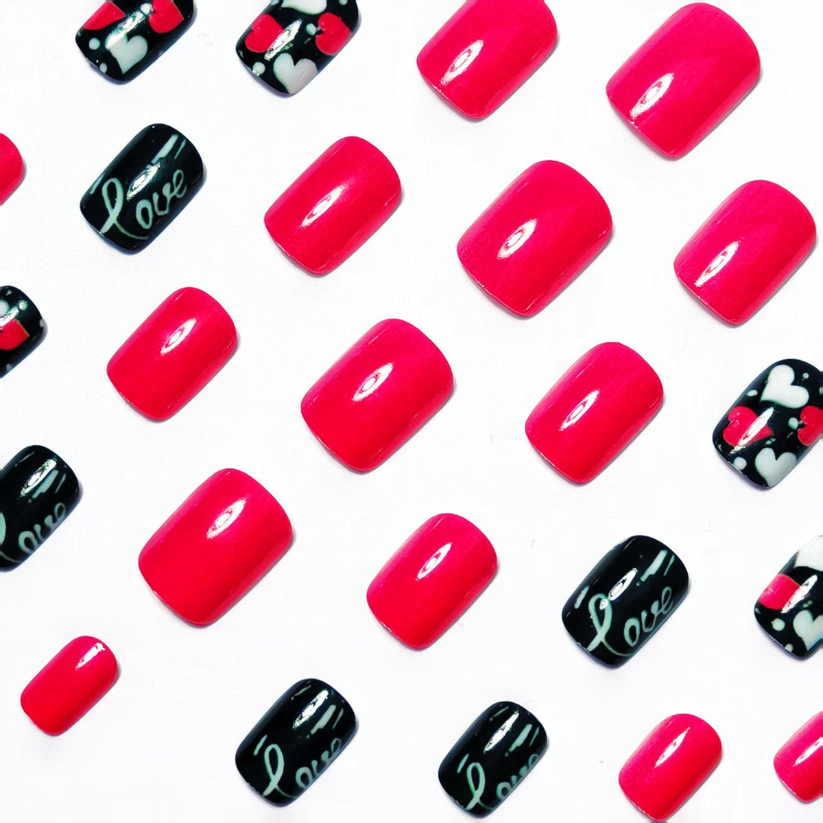 Kunstnageldesign mit Herzen und Kussmotiven Brehn