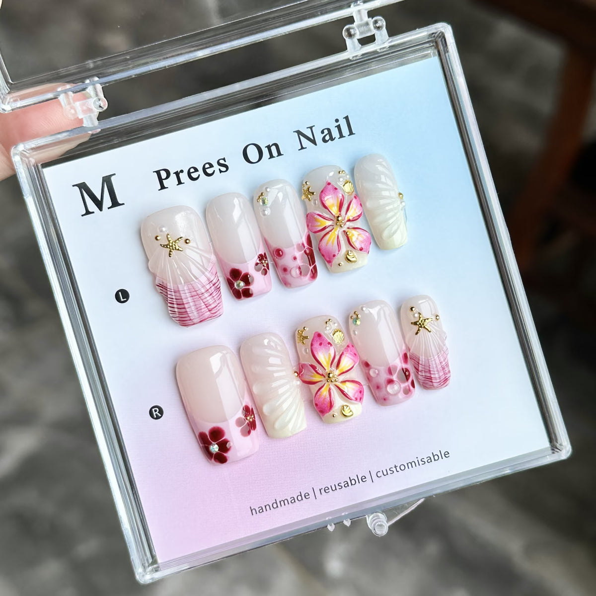 Dekoratives florales Press-On-Nagelset mit künstlerischen Akzenten
