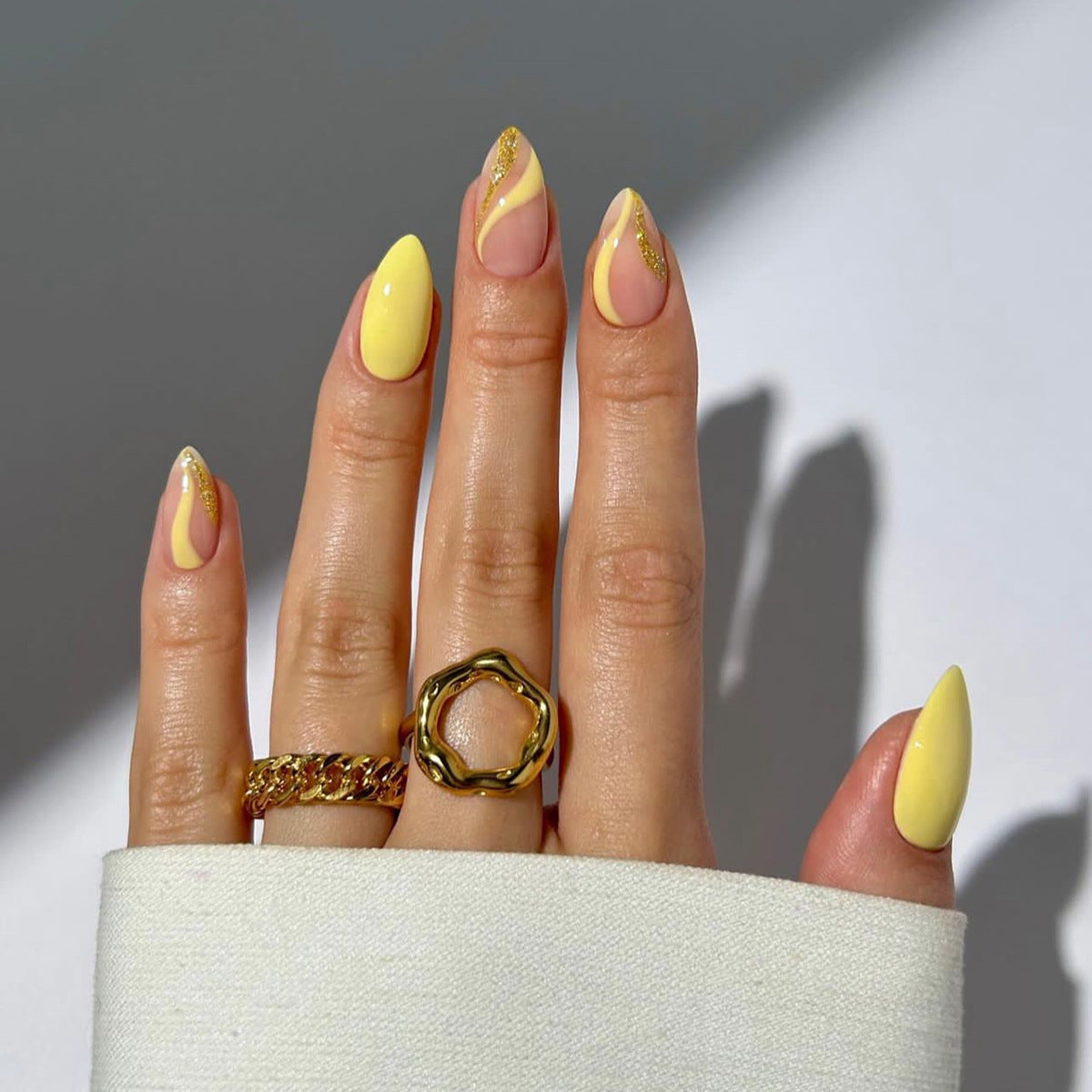 Künstliche Press-On Nägel mit glamourösen Designs Brehn