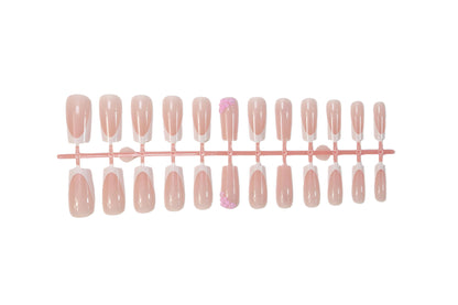 Kunstnagelset mit eleganten französischen Spitzen und dekorativen Akzenten Brehn