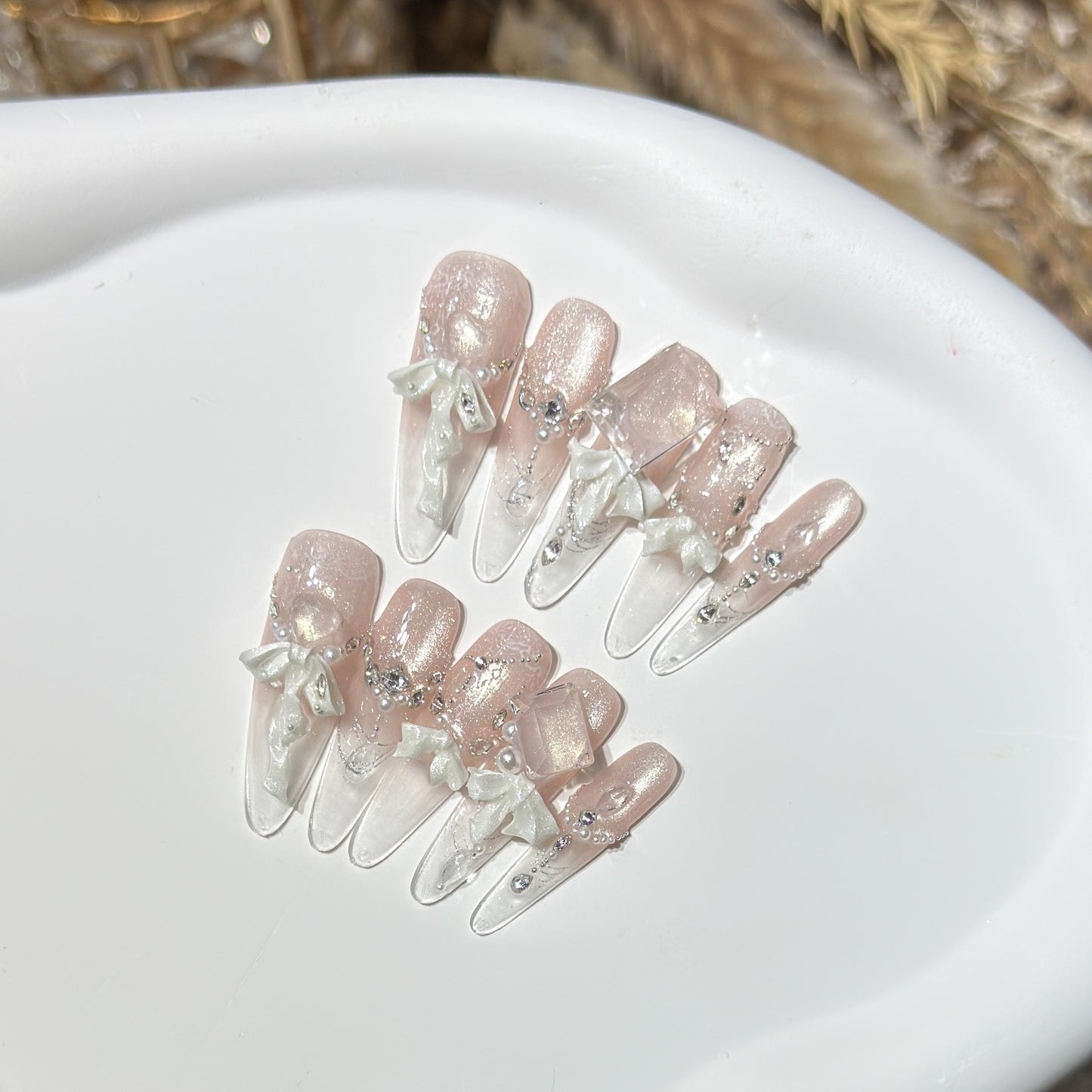Elegantes Press-On-Acryl-Nagelset mit dekorativem Bogen und Glitzerakzenten Brehn