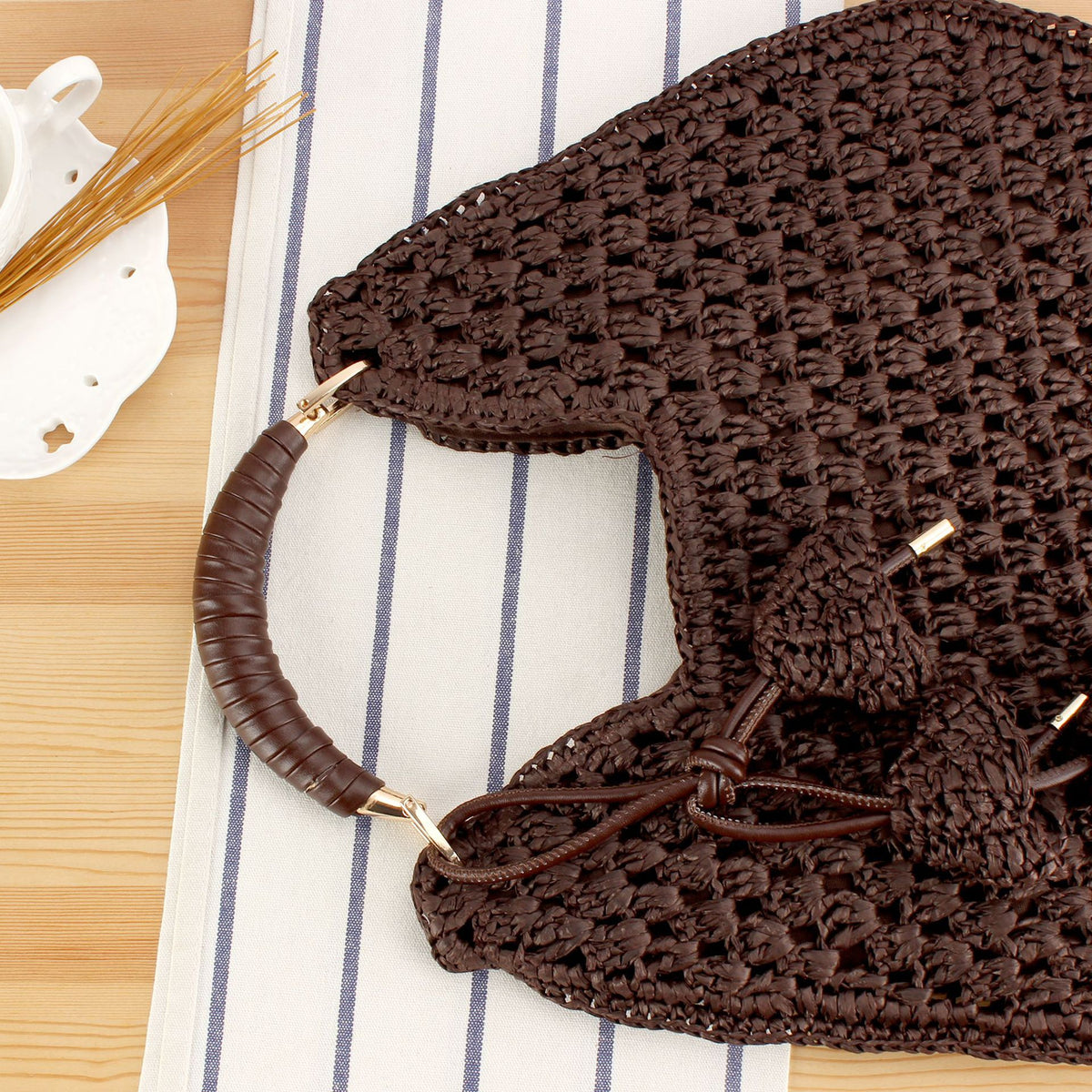 Handtasche Aus Handgearbeitetem Naturmaterial mit Einzigartigem Quastenanhänger Brehn
