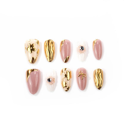 Dekoratives Press-On Nagelkunst-Set mit goldenen Akzenten Brehn