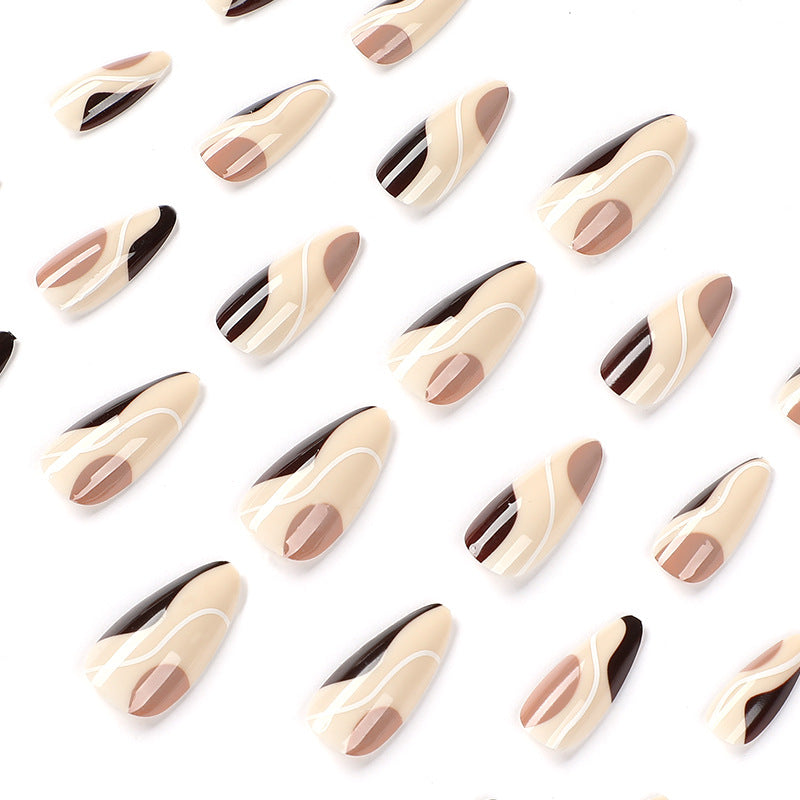 Künstliche Nagelverlängerungen im eleganten Wellen-Design Brehn