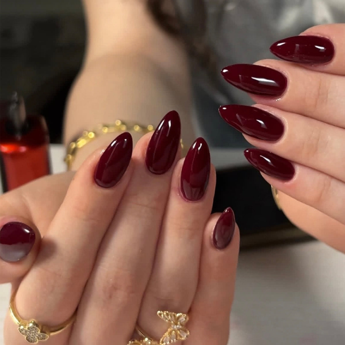 Glamouröse Stiletto-Nägel mit Hochglanz- und eleganten Designakzenten Brehn