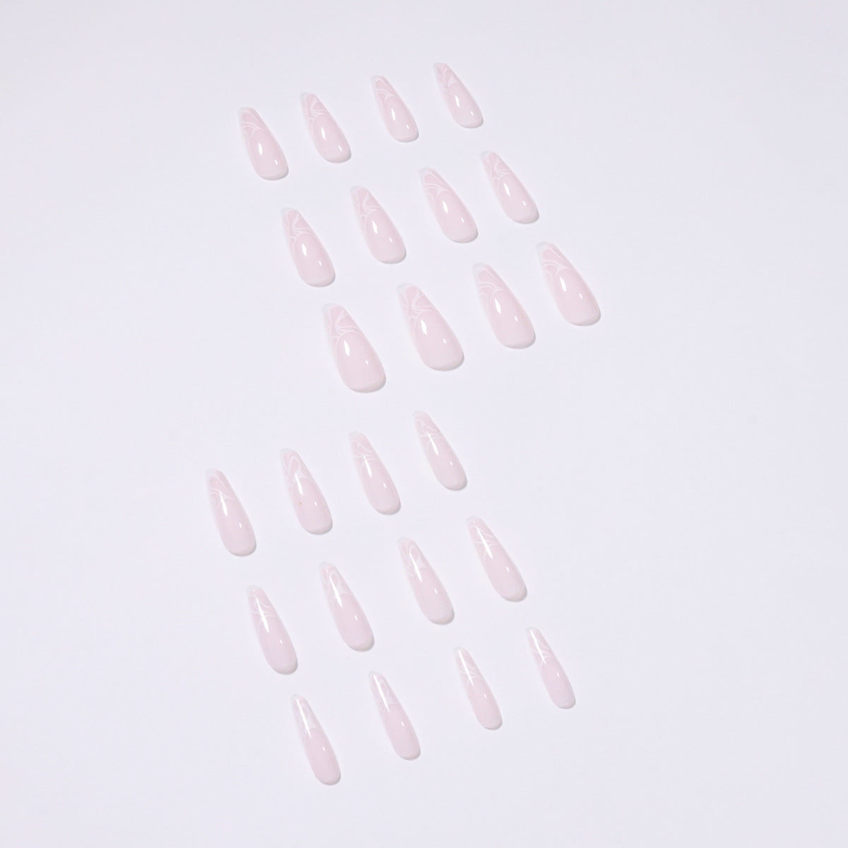 Kunstvolle Nagelverlängerungen mit elegantem Fluid-Design Brehn
