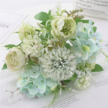 Eleganter künstlicher Blumenstrauß mit gemischten Blüten