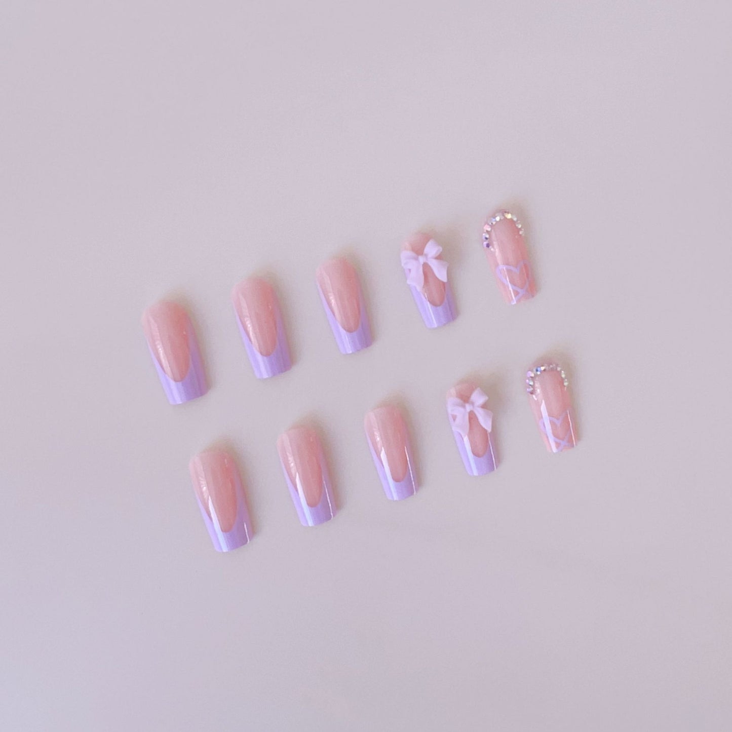 Kunstnagelset mit eleganten 3D-Schleifen und Glitzerdetails Brehn