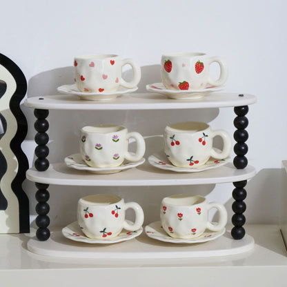 Keramik-Tasse mit handbemaltem Tulpenmuster und organischer Form