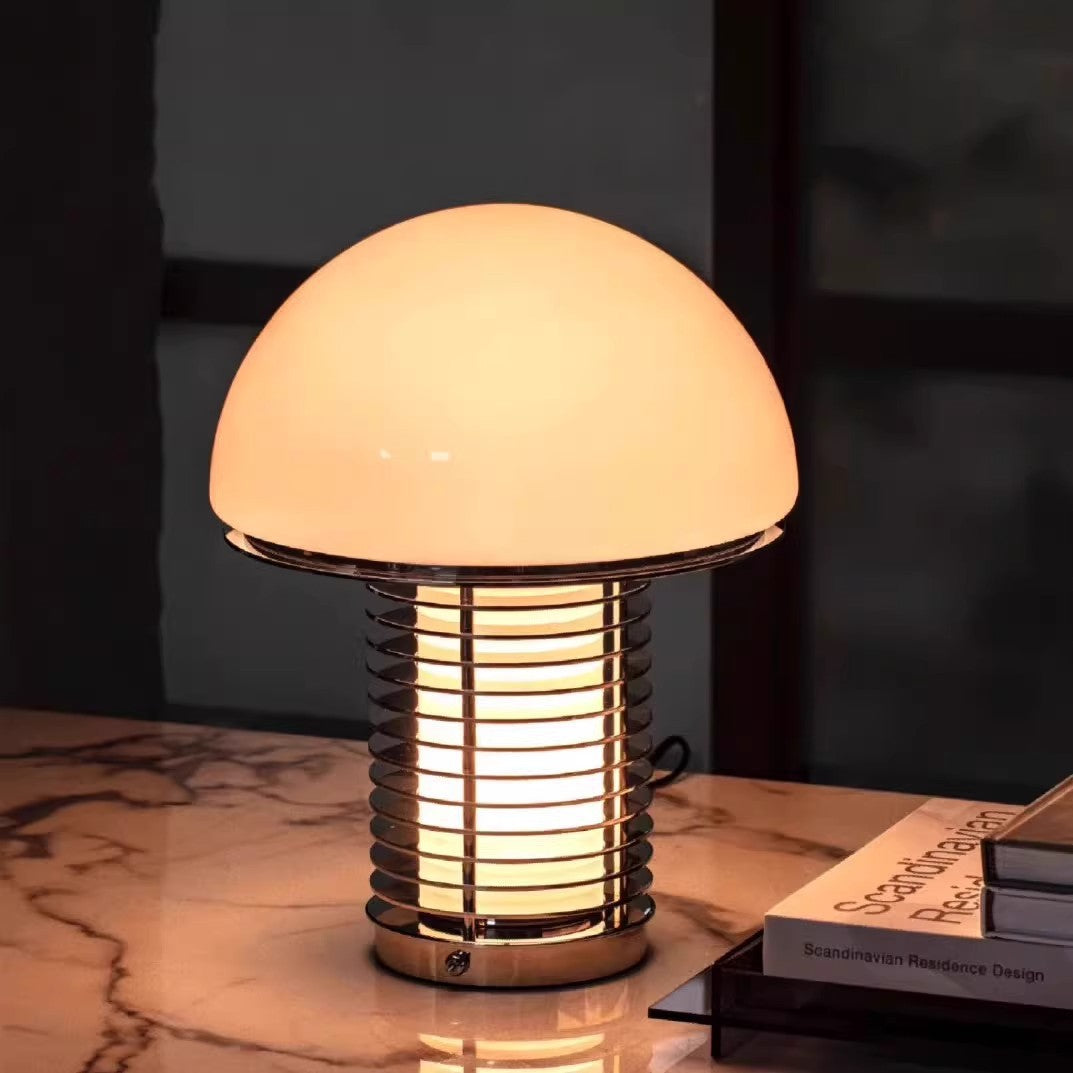 Stilvolle moderne Tischlampe mit dekorativem Metallsockel