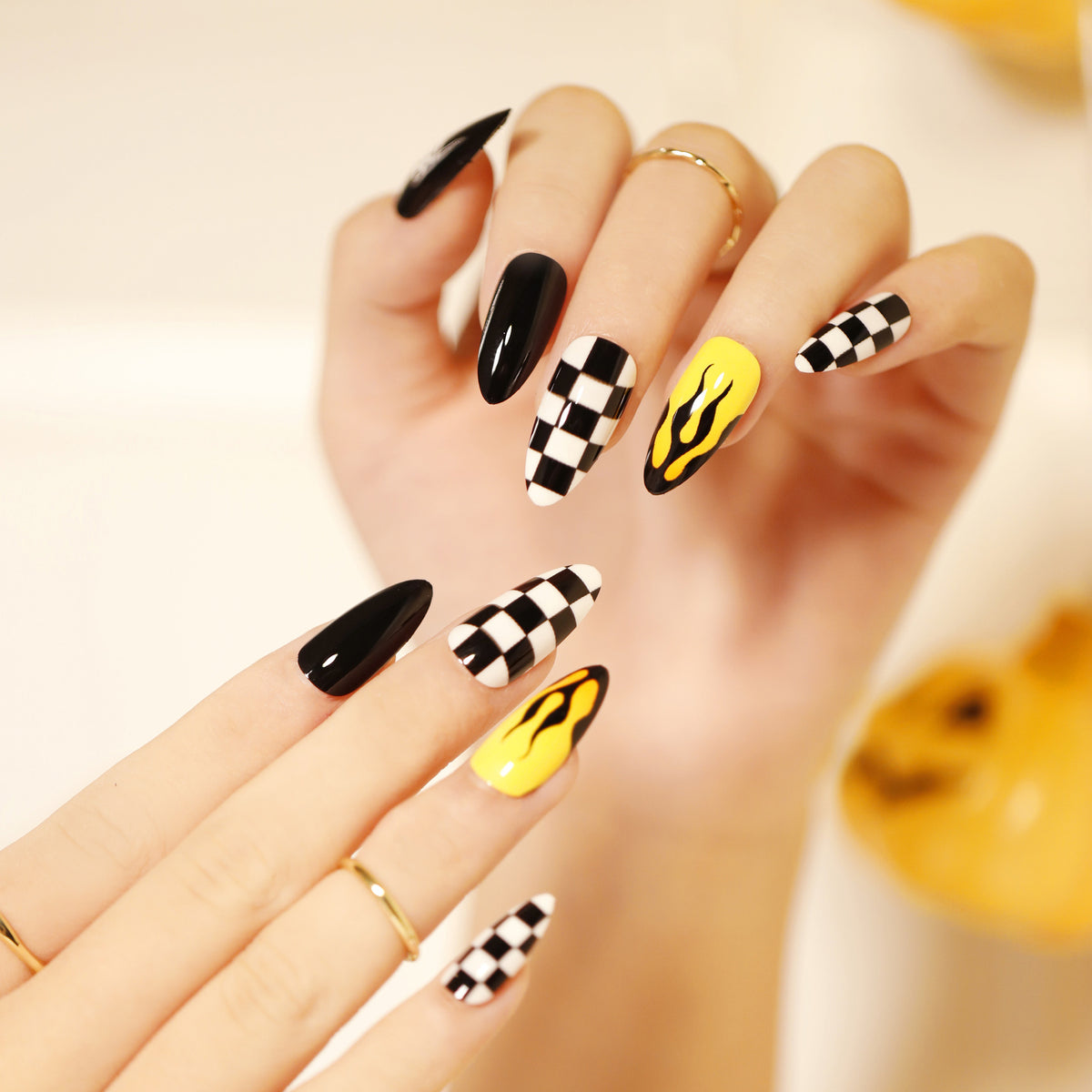 Kunstvolle Nagelkunst im Halloween-Design Brehn