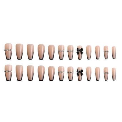 Stylisches Press-On-Nagelset mit dekorativen Akzenten