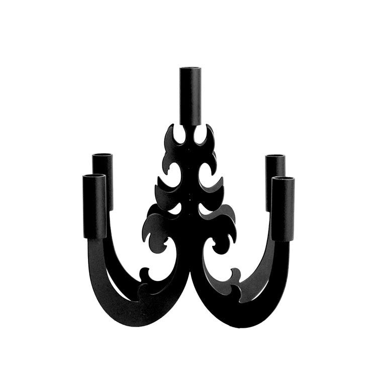 Verschnörkelter Metallkerzenhalter