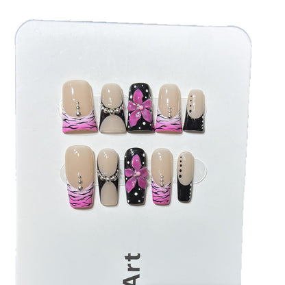 Dekoratives Press-On Nagel Set mit floralem und gestreiftem Design Brehn