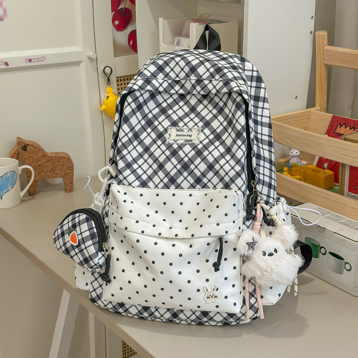 Stylische Karomuster-Rucksack mit lustigen dekorativen Akzenten Brehn