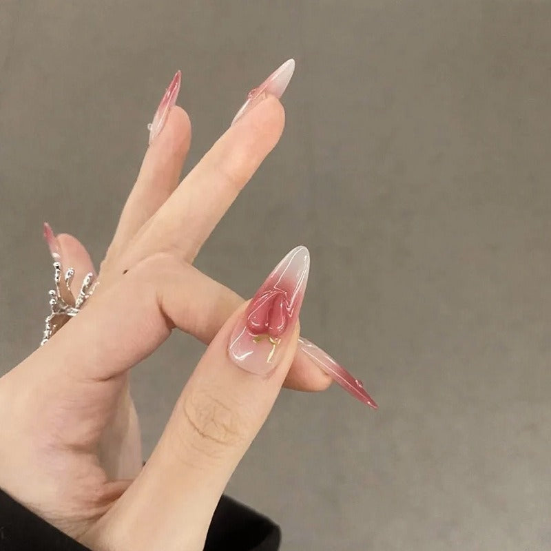 Kunstnagelset in elegantem Ombre-Design mit kunstvollen Akzenten Brehn