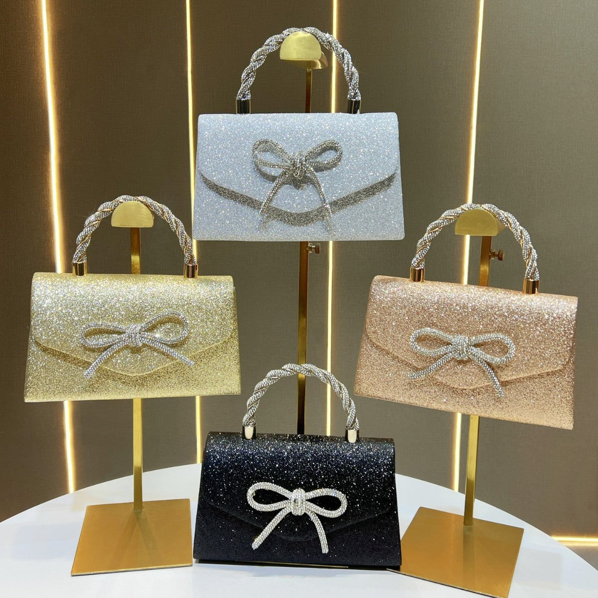Glänzende Abendtasche mit Schleifen-Detail